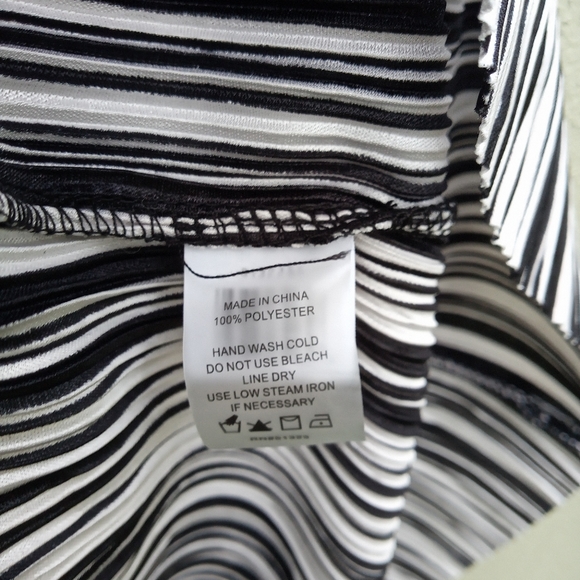 Vince Camuto Black & White Dress in Medium - Picture 6 of 8